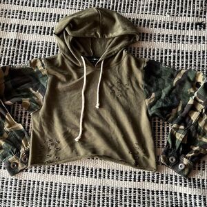 Fashion Nova Size XS Green Camo Pullover sweater
